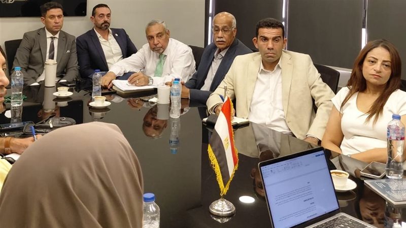 خلال الاجتماع