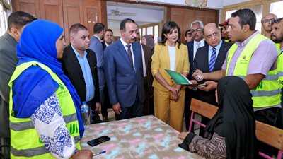لخدمة 35 ألف مواطن.. محافظ سوهاج ونبيلة مكرم يتفقدان قافلة التحالف الوطني