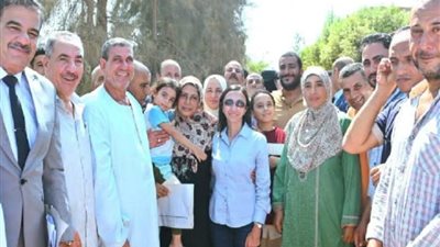محافظ البحيرة تتابع أعمال رصف طريق عزبة صقر بالرحمانية على مساحة 2500 متر