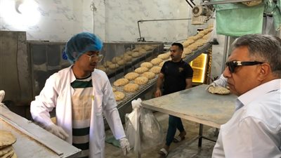 محافظ الدقهلية يتابع إنتاج 39 ألفًا و600 رغيف يوميًا بمخبز دكرنس