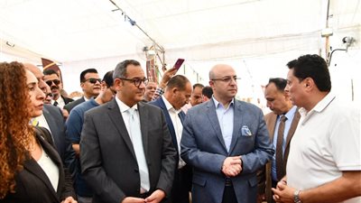 محافظ الفيوم ورئيس جهاز تنمية المشروعات يتفقدان معرض أثاث دمياط