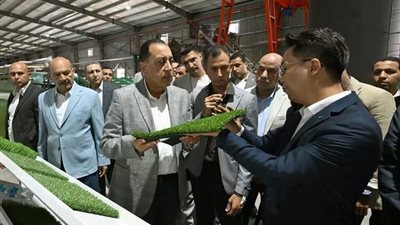 باستثمارات 4 ملايين دولار.. رئيس الوزراء يفتتح مصنع «فيفا ترف» لإنتاج النجيل الصناعي