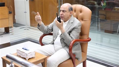 من مركز السيطرة.. محافظ المنيا يتابع استعدادات 80 معرضًا لـ«أهلًا مدارس»