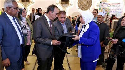 محافظ سوهاج يشهد توزيع 1100 شنطة ومستلزمات مدرسية على الطلاب المستحقين