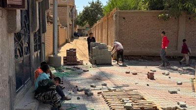 رفع كفاءة طرق أم دومة بسوهاج.. استمرار أعمال تركيب الإنترلوك بالقرية