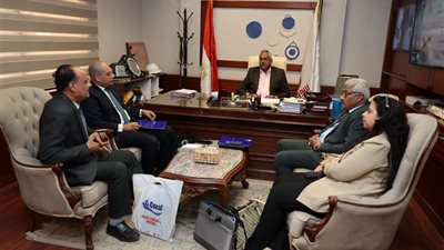 نائب محافظ سوهاج يستقبل وفد منظمة الأيتام الأقباط لبحث تنفيذ برنامج 
