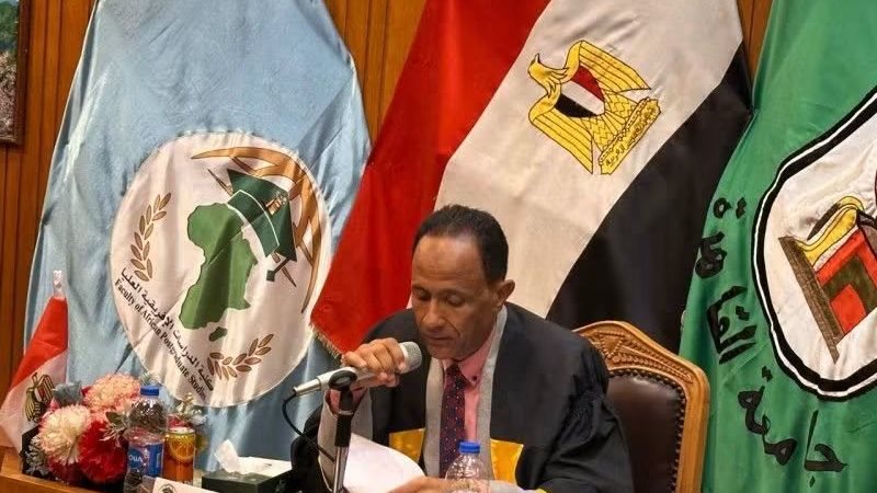 الكاتب الصحفي أبو