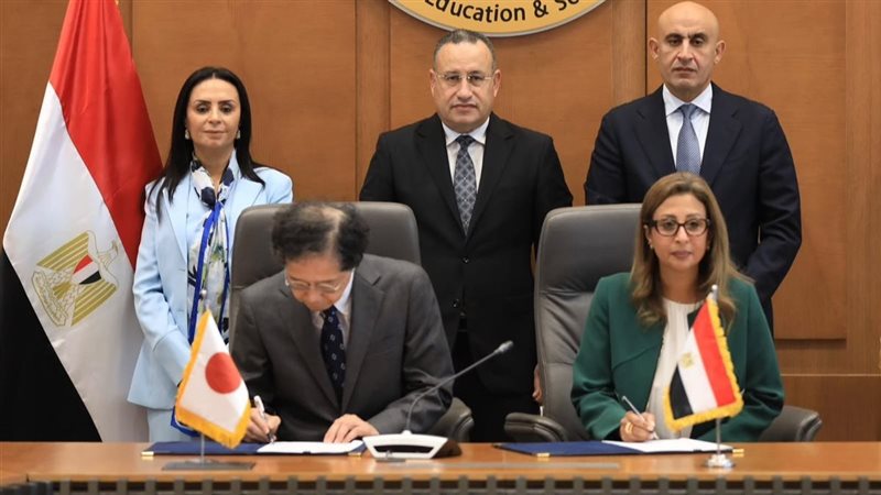 جانب من توقيع الاتفاقيات