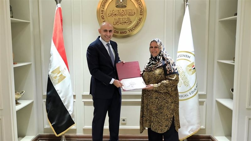 تكريم مديرة مدرسة