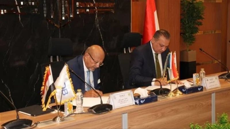 جانب من توقيع البروتوكول 