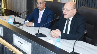 بتكلفة 500 ألف جنيه.. رئيس جامعة سوهاج يفتتح قاعة المناقشات العلمية بكلية التربية 