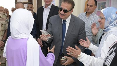 محافظ بورسعيد يكافئ طالبة بمدرسة القناة الإعدادية بنات ويشيد بموهبتها