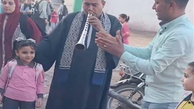 بالطبلة والمزمار.. أب يحول أول يوم دراسة لابنته إلى زفة بلدي في شوارع محلة بشر