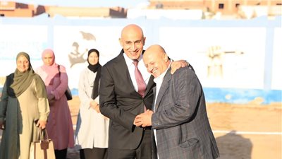 ابتسامة وسلام حار.. لقطة عفوية تجمع وزير التعليم وأحد معلمي كفر الشيخ