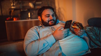 الهاتف والشاشات في مرمى السمنة مع تراجع الحركة وتغير نمط الحياة