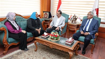 محافظ سوهاج يستقبل رئيس وحدة السكان المركزية بوزارة التنمية المحلية والبيئة لبحث دعم جهود الوحدة بالمحافظة