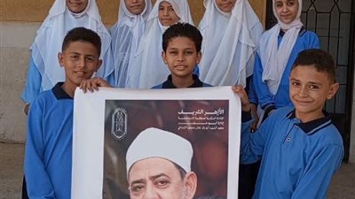 طلاب المعاهد الأزهرية بالإسماعيلية يبدأون العام الدراسي بصورة الإمام الأكبر 