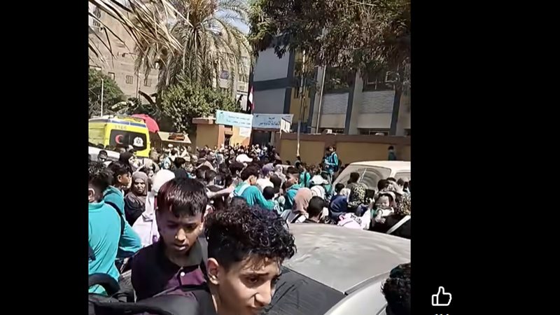 سقوط بوابة مدرسة